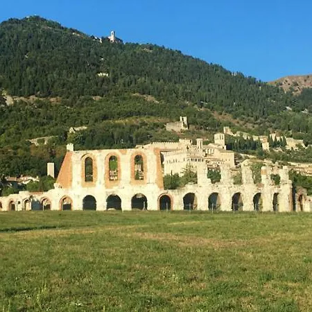 Panoramica Su * グッビオ